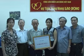 CLB Sỹ quan hưu trí Công an Hà Nội góp kinh phí xây dựng khu tưởng niệm chiến sỹ Gạc Ma