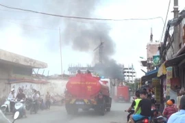 Cháy lớn tại nhà máy ô tô Hòa Bình