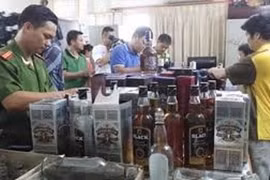 Cặp vợ chồng "đầu độc" người tiêu dùng bằng rượu Chivas giả
