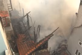 Cháy lớn thiêu rụi hàng chục ngôi nhà, 1 người thiệt mạng