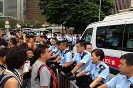 Người biểu tình vây tư gia ông Lương Chấn Anh