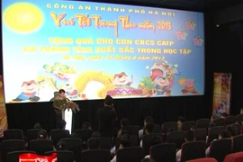 Gặp mặt, tặng quà cho con CBCS có thành tích học tập tốt