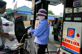 Xăng tăng giá 680 đồng/lít