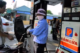 Xăng tăng giá 680 đồng/lít