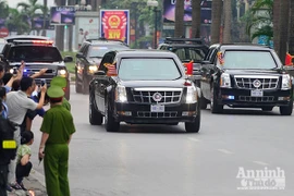 Cận cảnh dàn xe chuyên dụng, chống đạn chở Tổng thống Mỹ