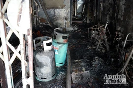 Cháy nhà trong ngõ nhỏ, một người đi viện cấp cứu