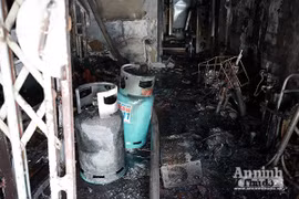 Cháy nhà trong ngõ nhỏ, một người đi viện cấp cứu