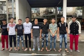 [Tin nhanh sáng 18-8-2022] 17 thanh niên gây rối chỉ vì 2 nữ sinh mặc váy 'đụng hàng'