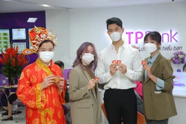 Nhiều bạn trẻ mua vàng chiêu lộc Ngày Thần Tài