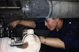 Hơn 100 thợ sửa chữa xe buýt Hà Nội thi tay nghề