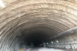 Thông hầm qua núi Eo dài 11km