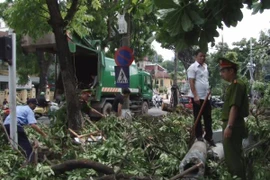 Cuộc sống của người dân Thủ đô trở lại sau cơn giông lốc