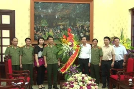 Thiếu tướng Nguyễn Đức Chung, Giám đốc CATP Hà Nội chúc mừng các cơ quan báo chí Trung ương và Hà Nội