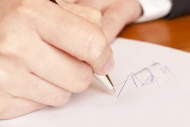 Rủi ro tiền tỷ khi ký khống giấy tờ giao dịch