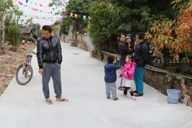 Đường vừa làm xong đã… nứt