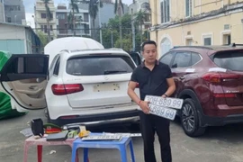 Chiếc Mercedes-Benz biển số 30H- 689.99 và vị Công an 'rởm'