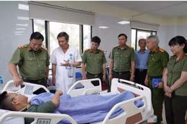  Giám đốc Công an Hà Nội thăm, động viên chiến sỹ bị thương trong khi làm nhiệm vụ