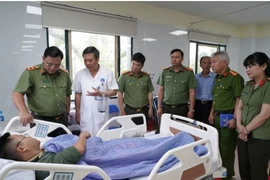  Giám đốc Công an Hà Nội thăm, động viên chiến sỹ bị thương trong khi làm nhiệm vụ