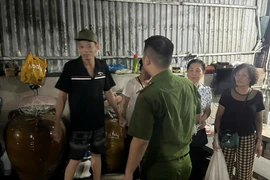 'Đi từng nhà, nhắc từng người' dời vùng nguy hiểm khi nước sông Hồng lên cao trong đêm