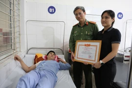 Khen thưởng đột xuất cán bộ Công an xã bị thương trong phòng chống lũ