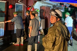 Tiếng loa đêm ven bãi Phúc Xá sông Hồng và thắc thỏm sự an nguy của người dân nghèo