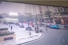 Cơ quan điều tra đang tập trung làm rõ vụ cháu bé 12 tuổi bị hành hung trước sảnh chung cư New Horizon