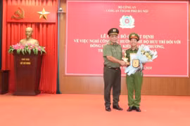 Trao quyết định nghỉ công tác chờ hưởng chế độ hưu trí đối với Trưởng Công an huyện Ba Vì