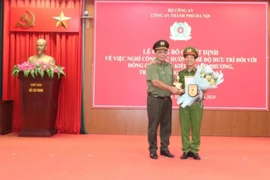 Trao quyết định nghỉ công tác chờ hưởng chế độ hưu trí đối với Trưởng Công an huyện Ba Vì