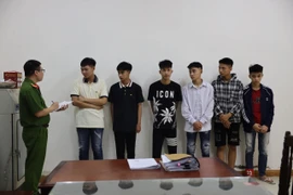 Liên tiếp dùng vỏ chai bia gây hấn với 2 nhóm đối thủ trên đường phố