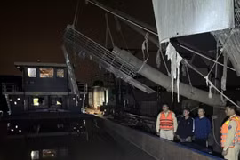 Tóm gọn tàu và 5 thuyền viên đang khai thác cát trái phép trên sông Hồng