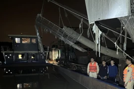 Tóm gọn tàu và 5 thuyền viên đang khai thác cát trái phép trên sông Hồng