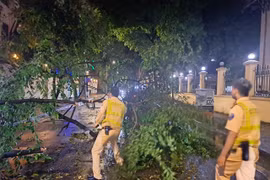 Lực lượng Công an ứng trực kịp thời suốt trận mưa giông dữ dội tối 20-4 tại Hà Nội