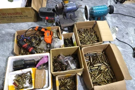 Bốn đối tượng và khẩu súng Colt M1911A1 bị ‘làm giá’ từ 13 triệu đồng lên 40 triệu đồng