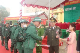 Trung tướng Nguyễn Hải Trung dự lễ giao, nhận quân tại huyện Mỹ Đức