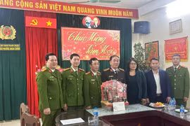 Thứ trưởng Trần Quốc Tỏ kiểm tra công tác đảm bảo an ninh trật tự và chúc Tết Công an phường Nhân Chính