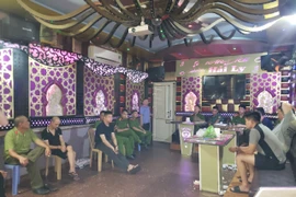 Năm người đàn ông 'giải sầu' bằng ma túy tổng hợp trong nhà nghỉ