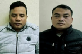 Bắt 'nóng' cặp đôi trộm cắp tại điểm dừng xe buýt ở Hà Nội