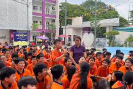 Tuyên truyền Luật Quản lý, sử dụng vũ khí, vật liệu nổ và công cụ hỗ trợ cho thầy và trò Trường THCS Nguyễn Trãi