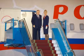 Hơn 2 giờ sáng nay 20-6, Tổng thống Nga Putin cùng đoàn công tác cấp Nhà nước đã đến Thủ đô Hà Nội