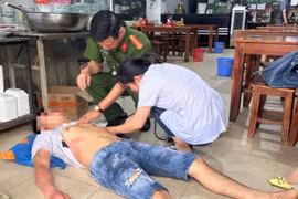 Chiến sỹ Công an phường kịp thời sơ cứu nhân viên quán phở gặp tai nạn