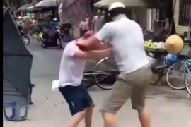 Tạm giữ hình sự đối tượng dùng côn gỗ đập liên tiếp vào đầu ‘đối thủ’ 