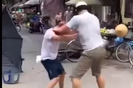 Tạm giữ hình sự đối tượng dùng côn gỗ đập liên tiếp vào đầu ‘đối thủ’ 