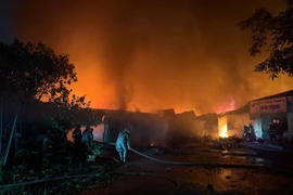 Xảy cháy kho chứa đồ chơi tại quận Hoàng Mai