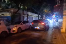 Ngao ngán cảnh ô tô 'chiếm' phố Thọ Lão