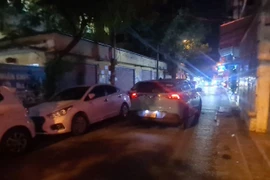 Ngao ngán cảnh ô tô 'chiếm' phố Thọ Lão