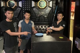 Hai thiếu nữ ‘bay lắc’ trong quán karaoke vùng ven Hà Nội