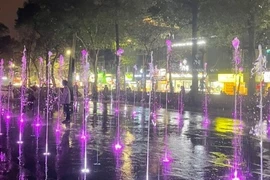 Vườn hoa Vạn Xuân rực rỡ sắc màu thu hút người dân Thủ đô đến vui chơi, thư giãn