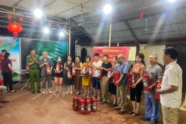 Trao 50 bình chữa cháy tặng hộ gia đình có hoàn cảnh khó khăn