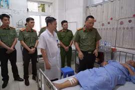 Lãnh đạo Công an Hà Nội thăm cán bộ bị thương trong khi làm nhiệm vụ