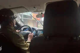 'Dính' bão số 3 giữa quận nội đô Hà Nội, nữ nhân viên y tế được các chiến sỹ Công an dùng xe chuyên dụng chở về tận nhà